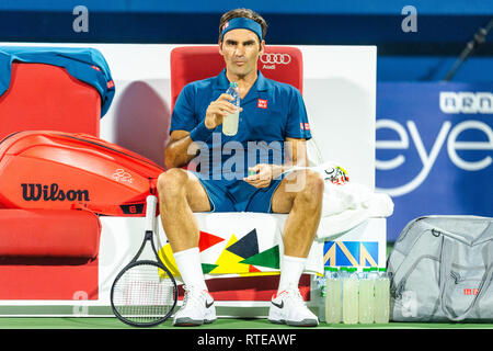 Dubai, VAE. 01. März, 2019. Roger Federer von der Schweiz im Halb Finale gegen Borna Coric von Kroatien während der Dubai Duty Free Tennis Meisterschaft am Dubai International Tennis Stadium, Dubai, UAE am 01. März 2019. Foto von Grant Winter. Credit: UK Sport Pics Ltd/Alamy leben Nachrichten Stockfoto