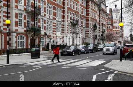 London, Großbritannien, 1. März, 2019. Eine 3D-Zebra Crossing ist in St. John's Wood High Street in London, Großbritannien, am 1. März 2019 gesehen. Laut BBC, erste 3D-zebra der britischen Kreuzung hat eine Nord-West London Road, um den Verkehr zu verlangsamen gestrichen worden. Die optische Illusion, das schafft eine schwebende Wirkung, hat in St John's Wood wurde durch die Stadtverwaltung von Westminster als Teil eines 12-monatigen Prozess eingeführt. Credit: Han Yan/Xinhua/Alamy leben Nachrichten Stockfoto