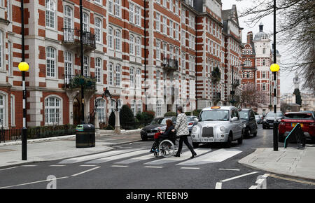 London, Großbritannien, 1. März, 2019. Eine 3D-Zebra Crossing ist in St. John's Wood High Street in London, Großbritannien, am 1. März 2019 gesehen. Laut BBC, erste 3D-zebra der britischen Kreuzung hat eine Nord-West London Road, um den Verkehr zu verlangsamen gestrichen worden. Die optische Illusion, das schafft eine schwebende Wirkung, hat in St John's Wood wurde durch die Stadtverwaltung von Westminster als Teil eines 12-monatigen Prozess eingeführt. Credit: Han Yan/Xinhua/Alamy leben Nachrichten Stockfoto