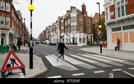 London, Großbritannien, 1. März, 2019. Eine 3D-Zebra Crossing ist in St. John's Wood High Street in London, Großbritannien, am 1. März 2019 gesehen. Laut BBC, erste 3D-zebra der britischen Kreuzung hat eine Nord-West London Road, um den Verkehr zu verlangsamen gestrichen worden. Die optische Illusion, das schafft eine schwebende Wirkung, hat in St John's Wood wurde durch die Stadtverwaltung von Westminster als Teil eines 12-monatigen Prozess eingeführt. Credit: Han Yan/Xinhua/Alamy leben Nachrichten Stockfoto