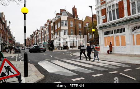 London, Großbritannien, 1. März, 2019. Eine 3D-Zebra Crossing ist in St. John's Wood High Street in London, Großbritannien, am 1. März 2019 gesehen. Laut BBC, erste 3D-zebra der britischen Kreuzung hat eine Nord-West London Road, um den Verkehr zu verlangsamen gestrichen worden. Die optische Illusion, das schafft eine schwebende Wirkung, hat in St John's Wood wurde durch die Stadtverwaltung von Westminster als Teil eines 12-monatigen Prozess eingeführt. Credit: Han Yan/Xinhua/Alamy leben Nachrichten Stockfoto