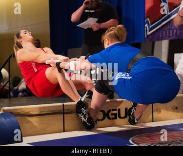 Columbus, USA. 01.. März 2019. 1. März 2019: Fanni Rebeka Varga aus Ungarn (links) kämpft beim Arnold Sports Festival in Columbus, Ohio, darum, Megan White aus den USA (rechts) den Stock wegzuziehen. Kredit: Brent Clark/Alamy Live News Stockfoto