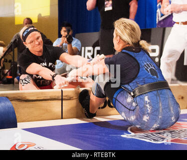 Columbus, USA. 01 Mär, 2019. März 1, 2019: Brandie Porter konkurriert im MAS Wrestling Wettbewerb an der Arnold Sports Festival in Credit: Brent Clark/Alamy leben Nachrichten Stockfoto