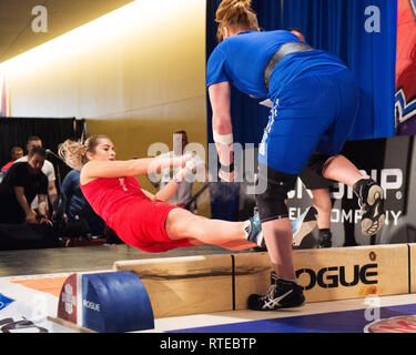 Columbus, USA. 01 Mär, 2019. März 1, 2019: Fanni Rebeka Varga von Ungarn (links) zieht den Stick von Megan weiß der USA (rechts) in die MAS-Wrestling Wettbewerb an der Arnold Sports Festival in Credit: Brent Clark/Alamy leben Nachrichten Stockfoto