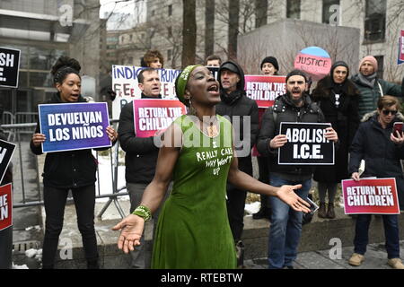 New York, NY, USA. 1. März 2019 New York USA Freiheitsstatue Kletterer Patricia Okoumou geht in Bundesgerichtshof für eine Anhörung, ob Ihre Kaution widerrufen werden, nachdem sie für das Klettern eine Schule für Kinder mit Migrationshintergrund in Austin, Texas, in einem Akt zivilen Ungehorsams gegen Trump administration Einwanderungspolitik Protest verhaftet wurde. Okoumou erklärte Anhänger würde Sie gehen auf einen Hunger Struck, wenn sie eingesperrt ist. Credit: Joseph Reid/Alamy Live News Credit: Joseph Reid/Alamy leben Nachrichten Stockfoto