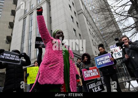 New York, NY, USA. 1. März 2019. Uns Freiheitsstatue Kletterer Patricia Okoumou an die Fans außerhalb der Bundesgerichtshof spricht vor einer Anhörung darüber, ob Ihre Kaution widerrufen werden, nachdem sie für das Klettern eine Schule für Kinder mit Migrationshintergrund in Austin, Texas, in einem Akt zivilen Ungehorsams gegen Trump administration Einwanderungspolitik Protest verhaftet wurde. Okoumou erklärte Anhänger würde Sie gehen auf einen Hunger Struck, wenn sie eingesperrt ist. Credit: Joseph Reid/Alamy leben Nachrichten Stockfoto