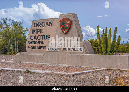 Eingangsschild auf dem Highway 85 zum Organ Pipe Cactus National Monument, zwischen Ajo und Lukeville, Arizona entlang der internationalen Grenze mit Mexiko Stockfoto