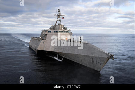 190227-N-FC 670-038 PAZIFISCHEN OZEAN (Feb. 27, 2019) die Unabhängigkeit Variante Littoral Combat Ship USS Manchester (LCS 14) Segeln im östlichen Pazifik. LCS sind schnelle, agile, flachen Entwurf, Mission-orientierte Oberfläche Kämpfer für Operationen in der littoral Umgebung konzipiert, noch nicht vollständig in der Lage, offene Meer. Als Teil der Oberfläche Flotte, LCS ist in der Lage, Bedrohungen zu begegnen, unabhängig oder in einem Netz der Oberfläche Kämpfer hinter sich lassen und. (U.S. Marine Foto von Chief Mass Communication Specialist Shannon Renfroe/Freigegeben) Stockfoto