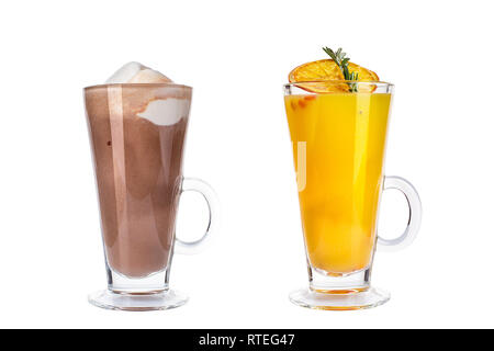 Erfrischende Cocktails im Glas Becher auf weißem Hintergrund. Isoliert. Stockfoto