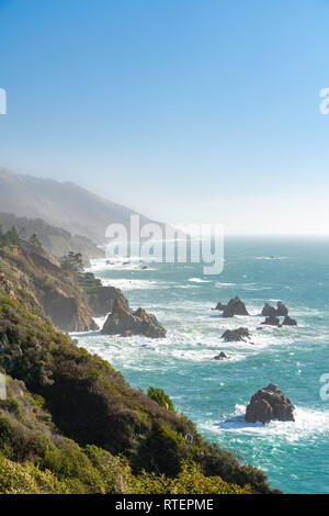 Vertikale Bild der Big Sur Küstenlinie in Kalifornien. Blick nach Süden an einem Wintertag mit Wellen ins Meer Stapel entlang der steilen Klippen. Stockfoto