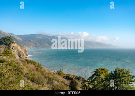 In der breiten Ansicht des Big Sur Küste entlang Highway 1 in Kalifornien. Stockfoto