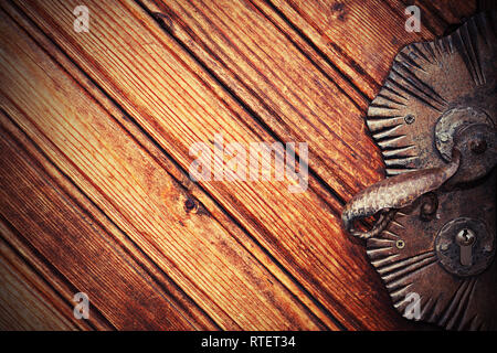 Metallische Schließfach auf alte Holztür, alte Textur für Ihr Design Stockfoto
