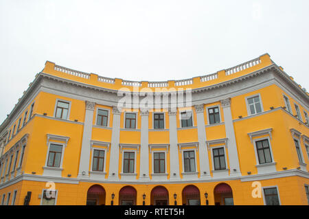 Hohe Betrachtungswinkel auf einem gelben Gebäude. Suchen bis zu hellen Gebäude. Stockfoto