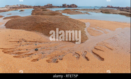 Beeindruckende Felsformationen an der Cote De Granit Rose in der Bretagne, Frankreich Stockfoto