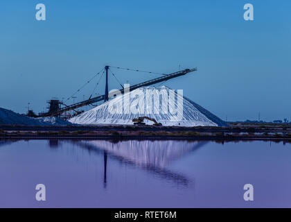 Salterns Pfannen in der Camargue in der Nähe der südlich von Arles Stockfoto