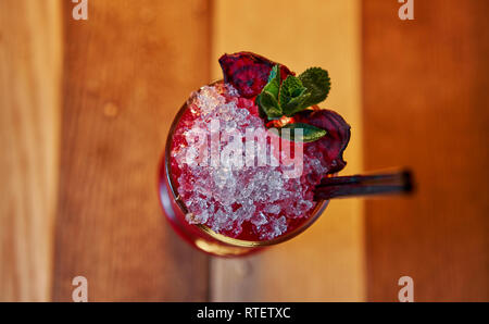 Rote Beete himbeer Cocktail mit Eis Stockfoto