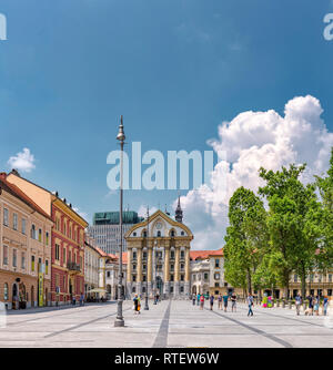 Platz Kongresni Trg, Ursuline Kirche der Heiligen Dreifaltigkeit, Ljubljana, Slovenien Stockfoto