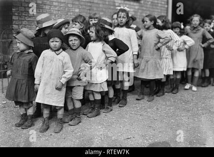 Gruppe der Französischen Schule Kinder in einer französischen Schwester über zu starten für die barraquement am Porte de Versailles, außerhalb der Pariser Befestigungsanlagen, wo das Amerikanische Rote Kreuz in Zusammenarbeit mit dem'Oeuvre de La Chaussee du Maine betreibt' dazu beitragen, die Gesundheit der zarte Kinder durch Spielen im Freien und die Arbeit in den einzelnen Kleingärten zu schaffen. Juni 1918 Stockfoto