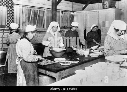 Paris, Interieur des Amerikanischen Roten Kreuzes L.O.C. Kantine #7, Gare d'Orleans (Austerlitz) Paris, Frankreich. Dies ist zwar nicht das größte, aber es ist in der Tat eines der beliebtesten, sowohl in der Personal und Service. Ein Leseraum hat sich in einem Ende es eingebaut wurde, mit bequemen Stühlen, Bibliothek und einem Klavier. Letztere ist eine Freude, die jungen Es ist immer arbeiten. Die beiden amerikanischen Frauen sind: von links nach rechts, Frau Rossette Connel, 372 Stuyvesant Ave., Brooklyn, N.Y. und Miss Kerstine Taube, der Diamond Point, Lake George, New York, präsent. Stockfoto