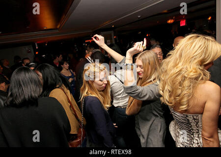 New York, USA. 17 Feb, 2011. Atmosphäre an der Blondinen - After Party im Herbst 2011 der Mercedes-Benz Fashion Week bei RdV Lounge in New York, USA. Quelle: Steve Mack/S.D. Mack Bilder/Alamy Stockfoto