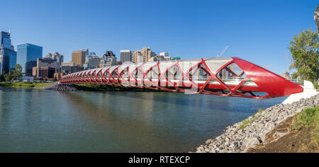 Die Brücke überspannt den Bow River in Calgary, Alberta. Die Fußgängerzone Peace Bridge wurde vom Stararchitekten Santiago Calatrava entworfen. Stockfoto