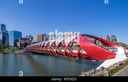 Die Brücke überspannt den Bow River in Calgary, Alberta. Die Fußgängerzone Peace Bridge wurde vom Stararchitekten Santiago Calatrava entworfen. Stockfoto