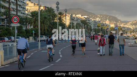 Nizza FRANKREICH SEP 2018 Menschen joggen auf der englischen Promenade in Nizza Frankreich Stockfoto