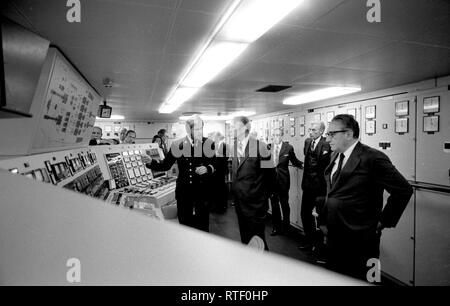 1975, August 1 - Die Zimmer - Eisbrecher Urho - Helsinki, Finnland - Gerald R. Ford, Jan Ahlfors, Kissinger, Andere stehen, reden, auf das Schiff steuert; alle in Rahmen nicht - Reise in Europa - Tour der Eisbrecher Urho Stockfoto