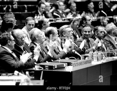 1975, Juli 30 - Konzertsaal - Finlandia Hall - Helsinki, Finnland - Gerald R. Ford, Kissinger, Stoessel, Hartmann, Sonnenfeldt, Andere - hinter dem Schreibtisch sitzt; applaudieren - Reise in Europa - US-Delegation bei der Eröffnung der Konferenz über Sicherheit und Zusammenarbeit in Europa (KSZE) Stockfoto