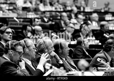 August 1975 - Präsident Gerald R. Ford, Henry Kissinger, und der US-Delegation zu Gesprächen in Finlandia Hall während der Konferenz über Sicherheit und Zusammenarbeit in Europa (KSZE) in Helsinki, Finnland Stockfoto