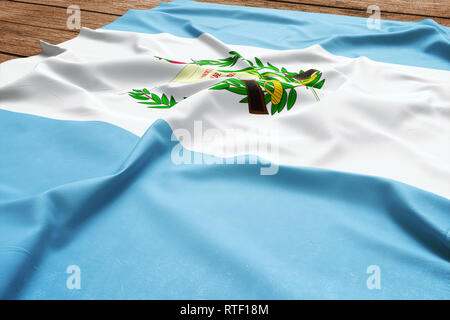 Flagge Guatemala auf einer hölzernen Schreibtisch Hintergrund. Seide guatemaltekischen Flagge Ansicht von oben. Stockfoto