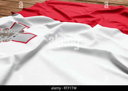 Flagge von Malta auf einem hölzernen Schreibtisch Hintergrund. Seide maltesischer Flagge Ansicht von oben. Stockfoto