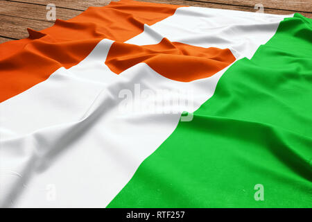 Flagge Niger auf einer hölzernen Schreibtisch Hintergrund. Seide nigrischen Flag Startseite anzeigen. Stockfoto