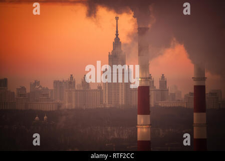 Moskau, Russland - Januar 9, 2019: Hauptgebäude der Moskauer Staatlichen Universität, einer von sieben Stalinistischen Stil Wolkenkratzer (Главное здание МГУ) Stockfoto