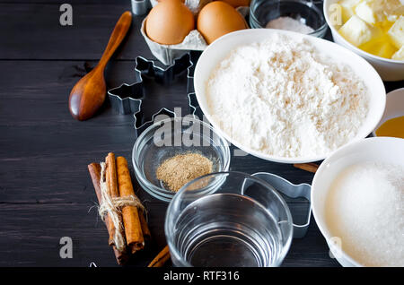 Einstellen der Zutaten zum Kochen festliche Weihnachten Lebkuchen Cookies - Butter, Mehl, Zucker, Eier, Gewürze mit Zucker Dekor, Vereisung, Formen für Kekse Stockfoto