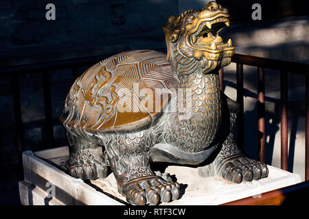 Ein Kupfer Schildkröte Statue in der chinesischen Tempel in Peking Stockfoto