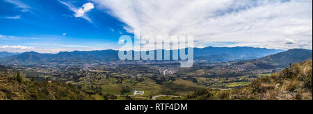 Einen Panoramablick auf die Stadt Loja, im Morgen, vom Gipfel des Cerro Villonaco Stockfoto