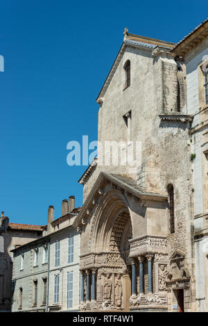 Westfassade der Kathedrale Saint Nazaire in Arles, Frankreich. Bouches-du-Rhone, Frankreich Stockfoto