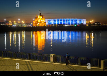 Blick auf das Stadion und die Kathedrale von St. Alexander Nevsky vom Bahndamm in Nischni Nowgorod, Russland Stockfoto