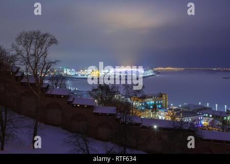 Blick auf die Nischni Nowgorod Pfeil aus dem Kreml im Winter abends, Russland Stockfoto