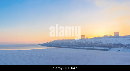 Pastellfarben der Dämmerung über Nischni Nowgorod im Winter, Russland Stockfoto
