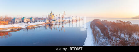 Blick auf die Nischni Nowgorod Zusammenfluss in der Morgendämmerung im Frühjahr, Russland Stockfoto