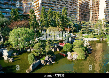 LUFTAUFNAHME von einem 6-Meter-Mast. Grüne Oase in einer städtischen Umgebung. Japanischer Garten, Bezirk Larvotto, Fürstentum Monaco. Stockfoto
