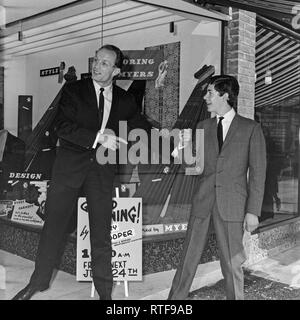 Der ehemalige britische Boxweltmeister Henry Cooper Öffnen einer Schneider in London im Jahr 1977. Stockfoto