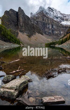 Bergsee und Teufel-daumen, Lake Agnes, in der Nähe von Lake Louise, Banff National Park, Alberta, Kanada Stockfoto