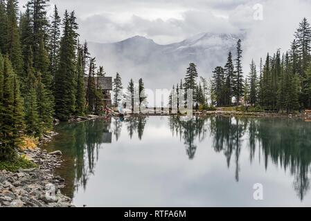 Lake Agnes, und Lake Agnes Teehaus, in der Nähe von Lake Louise, Banff National Park, Alberta, Kanada Stockfoto