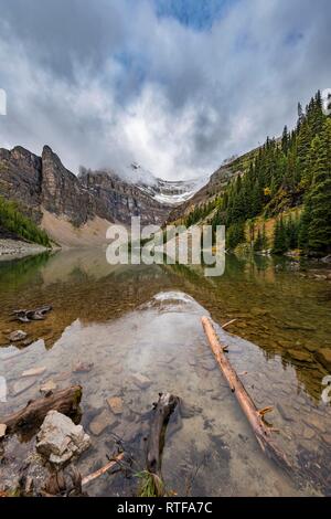 Bergsee und Teufel-daumen, Lake Agnes, in der Nähe von Lake Louise, Banff National Park, Alberta, Kanada Stockfoto