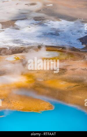 Abstrakte detail, Hot Springs, farbenfrohe Mineralablagerungen in Porzellan Waschbecken, Noris Geyser Basin, Yellowstone National Park Stockfoto