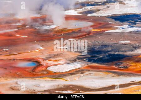 Abstrakte detail, Hot Springs, farbenfrohe Mineralablagerungen in Porzellan Waschbecken, Noris Geyser Basin, Yellowstone National Park Stockfoto