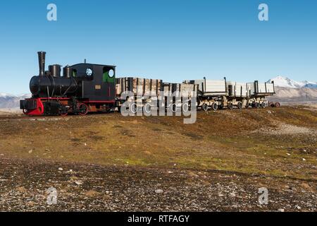 Historischer Zug mir vor Kongsfjorden, Ny-Alesund, Spitzbergen, Svalbard-Inseln, Svalbard und Jan Mayen, Norwegen Stockfoto